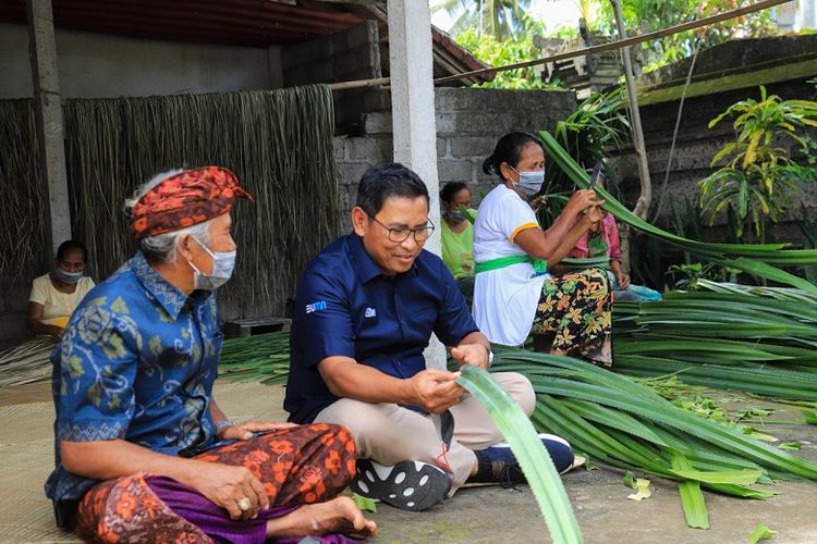 BRI fokus mengangkat potensi ekonomi di daerah melalui pembinaan kelompok usaha atau klaster. Salah satunya mengangkat potensi daun pandan di Desa Tumbu, Kecamatan Karang Asem, Kabupaten Karang Asem, Provinsi Bali. 