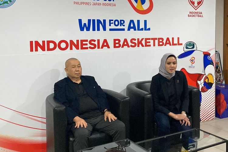 Ketua Perbasi, Danny Kosasih bersama Sekjen Perbasi, Nirmala Dewi dalam konferensi persi di GBK Arena, Jakarta pada Kamis (23/2/2023)