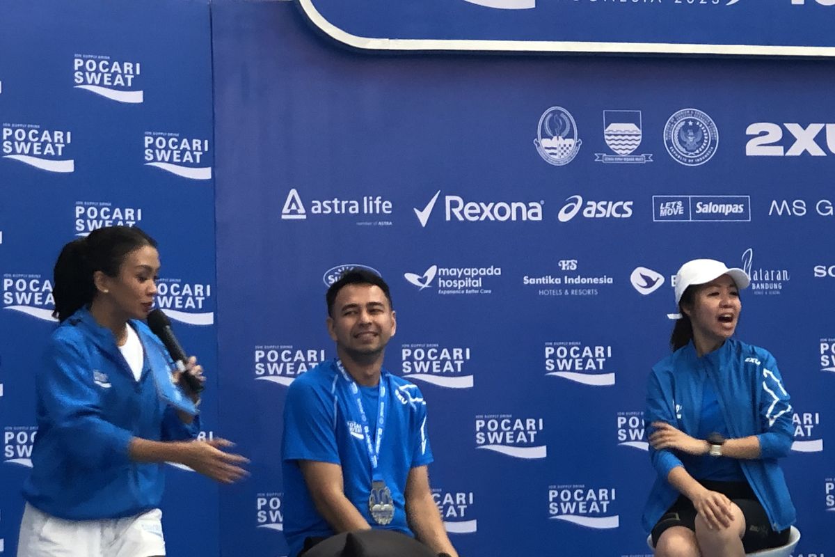 Melanie Putria, Raffi Ahmad dan perwakilan dari Pocari Sweat di konferensi pers Pocari Sweat Run Indonesia 2023, Bandung, Jawa Barat.