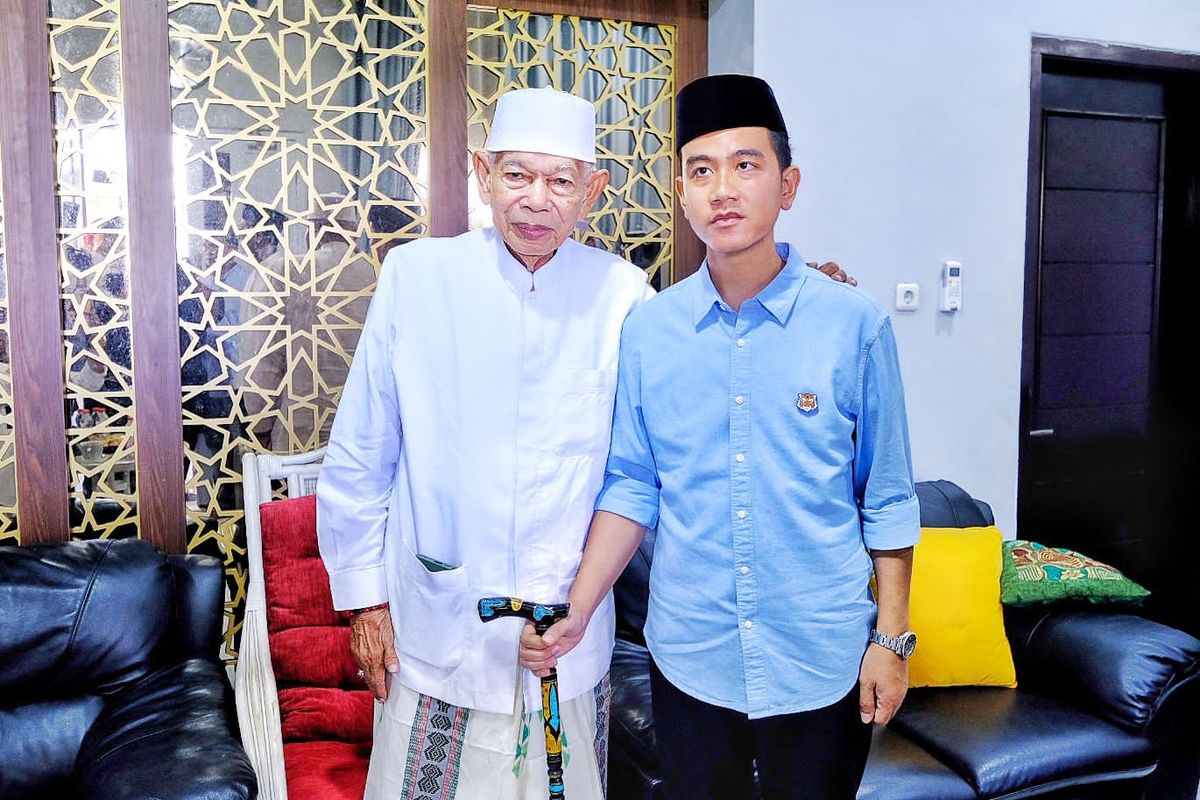 Calon wakil presiden (cawapres) nomor urut 2 Gibran Rakabuming Raka mengawali kunjungan ke Cirebon dengan mengunjungi kediama ulama sepuh Habib Thohir bin Muhammad bin Yahya atau sering disebut Ayip Thohir di Desa Semplo, Kecamatan Palimanan, Kabupaten Cirebon, Sabtu (6/1/2024).