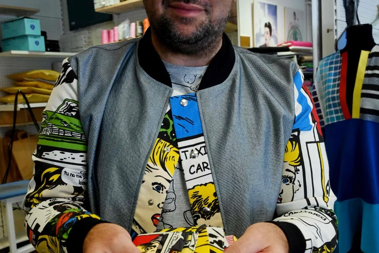 Desainer Kroasia Zoran Aragovic memperlihatkan sebagian koleksi masker mode rancangannya.  