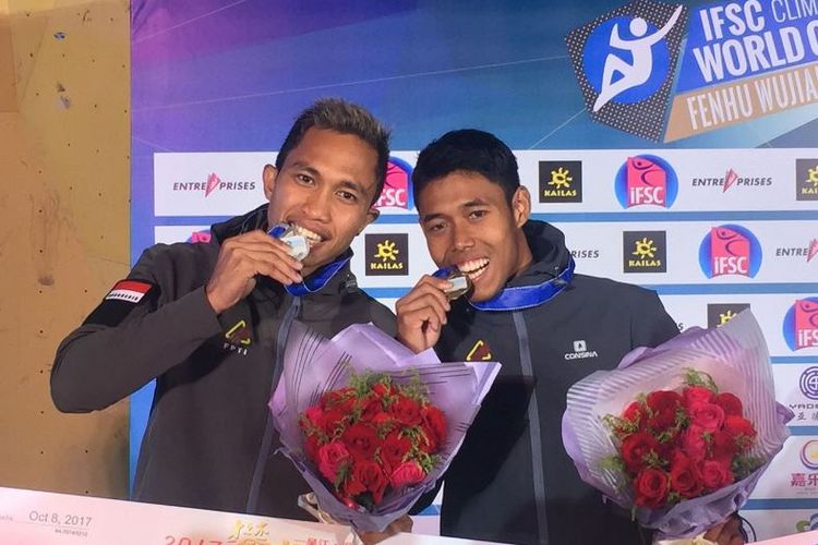 *Dua atlet panjat tebing Indonesia, Aspar Jaelolo dan Sabri saat meraih medali perak dan perunggu nomor speed di ajang Climbing World Cup 2017 di Wujiang, China, Minggu (8/10). Emas nomor ini diraih Aleksandre Shikov dari Rusia 