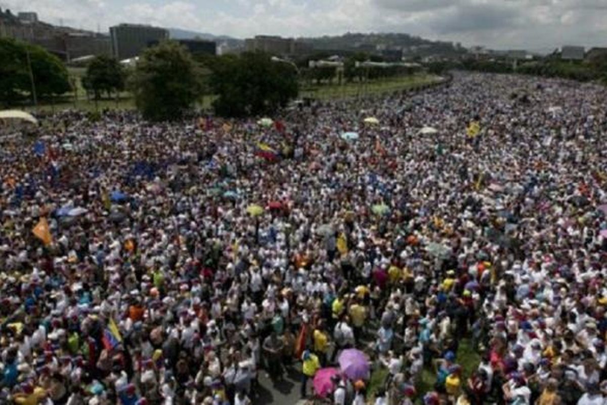 Para pengunjuk rasa menuding pemerintah Presiden Nicolas Maduro membawa Venezuela kepada kebangkrutan. Kaum oposisi berunjuk rasa setiap pekan, namun kali ini diyakini melibatkan masa paling besar.
