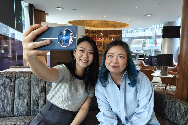 (Kiri-kanan) Director Marketing Realme Indonesia Ellen Zhou dan Public Relations Manager Realme Indonesia, Krisva Angnieszca dalam acara media trip di Kuala Lumpur, Malaysia pada Sabtu (17/2/2024)