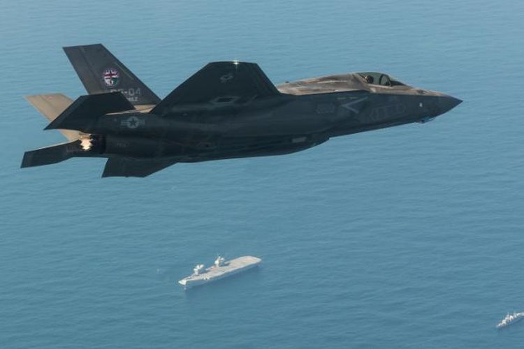 Sebuah jet tempur F-35B AS terbang di atas kapal induk Angkatan Laut Kerajaan HMS Queen Elizabeth selama latihan 2018. [Dane Wiedmann/Navy Office of Information/US Navy Via CNN]