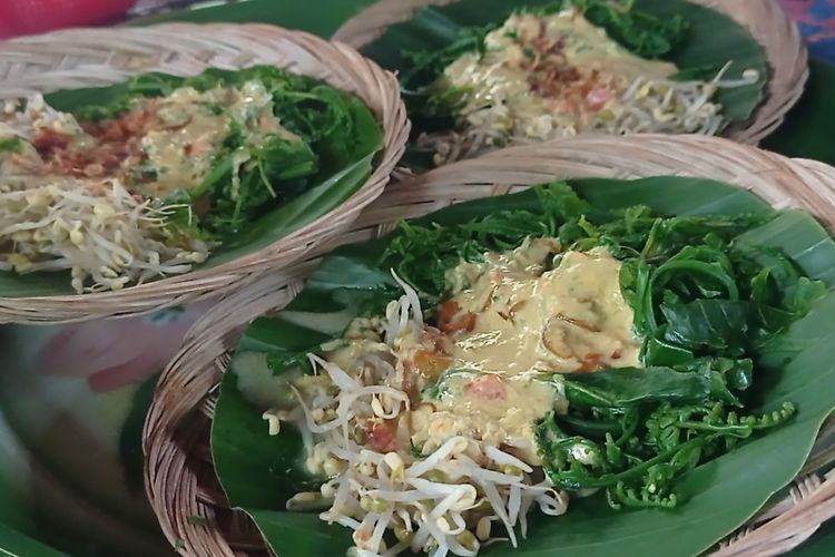Pelalah, masakan khas masyarakat Lombok yang berisi daun pakis muda dan kecambah.