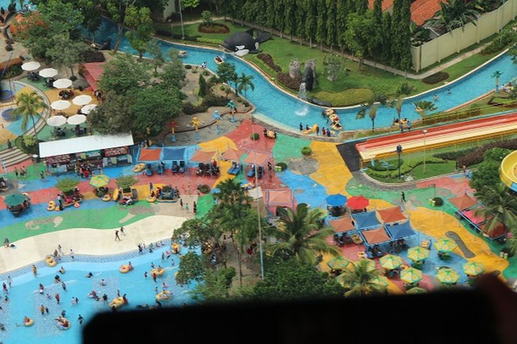 Kepadatan pengunjung di Ocean Park, Tangerang Selatan pada jelang malam tahun baru 2020, Selasa (31/12/2019) terlihat dari atas helikopter Helicity.