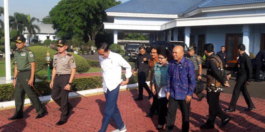 Penampilan Presiden Joko Widodo saat berangkat kunjungan kerja ke Tasikmalaya di Pangkalan TNI AU Halimperdanakusuma Jakarta pada Jumat (9/6/2017).