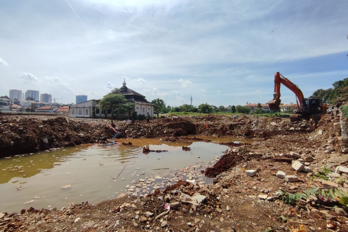 Penampakan lahan di RT 014 RW 04 Lebak Bulus V, Cilandak Barat, Cilandak, Jakarta Selatan, Jumat (7/1/2022). Lahan ini direncanakan bakal dibuat waduh sebagai penanganan banjir di Jakarta.