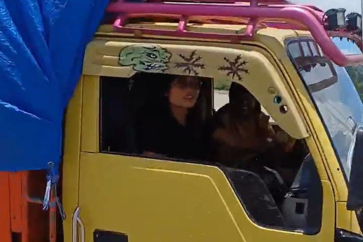 Ati Taek, sopir truk perempuan asal Kabupaten Kupang, NTT, menerobos banjir (KOMPAS.com/SIGIRANUS MARUTHO BERE)