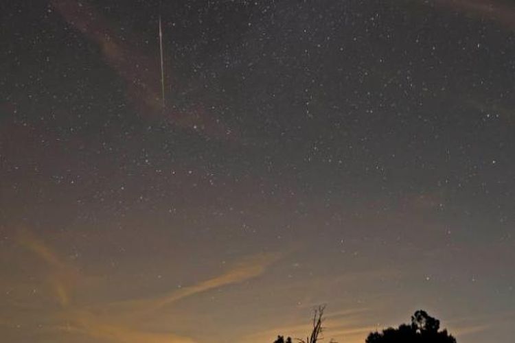 Hujan meteor Perseid dini tertangkap kamera Ken Christison pada Senin subuh (25/7/2016) seperti dikutip situs web Earth Sky, Jumat (12/8/2016).
