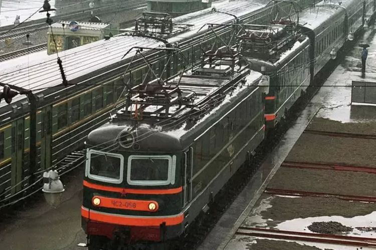 Foto kereta berlapis baja Kim Jong Il saat sampai di stasiun Moskwa pada 2001.