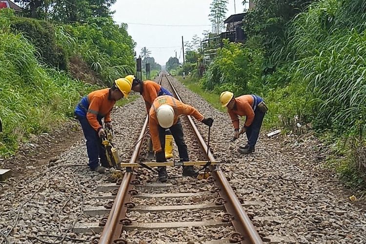 PT Kereta Api Indonesia (KAI) melakukan enggantian bantalan kayu pada jembatan baja dengan bantalan sintetis yang lebih ramah lingkungan, tahan lama, dan efisien untuk menghadapi masa libur Natal dan Tahun Baru (Nataru) 2024/2025, yang berlangsung dari 19 Desember 2024 hingga 5 Januari 2025.