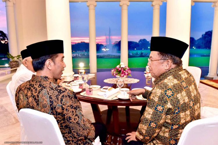 Presiden Joko Widodo dan Wakil Presiden Jusuf Kalla saat sedang berbuka puasa bersama di Istana Kepresidenan Bogor, Senin (29/5/2017).