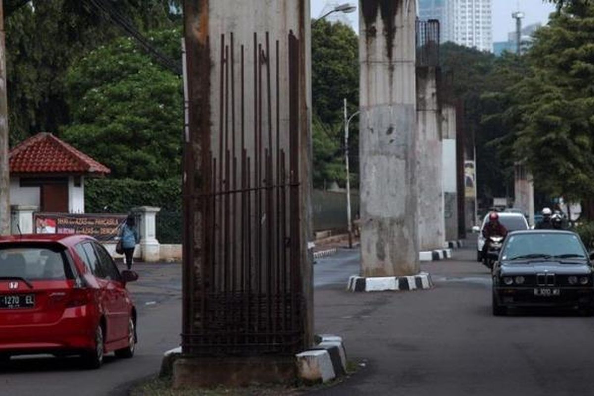 Tiang monorel yang mangkrak