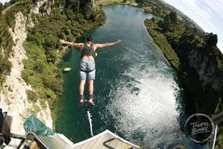 Bungy Jumping di Sungai Waikato, Taupo, Selandia Baru.