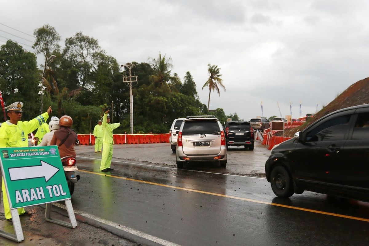 Sejumlah anggota Polisi tampak mengatur lalu lintas kendaraan yang masuk ke pintu tol fungsional Tamanmartani, pada 3 April 2025.