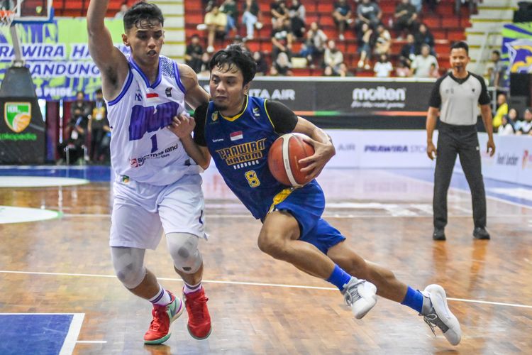 Yudha Saputera pebasket Prawira Bandung dibayangi pebasket Tangerang Hawks Danny Ray dalam pertandingan lanjutan Indonesia Basketball League (IBL) 2024, Sabtu (11/5/2024) di C-Tra Arena, Bandung. 