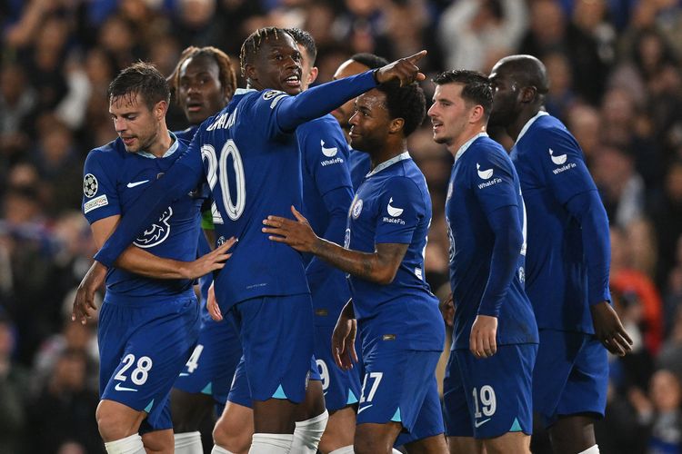 Gelandang Chelsea, Denis Zakaria (3 dari kiri) merayakan gol kedua timnya pada pertandingan Grup E Liga Champions antara Chelsea vs Dinamo Zagreb di Stamford Bridge di London pada 2 November 2022.