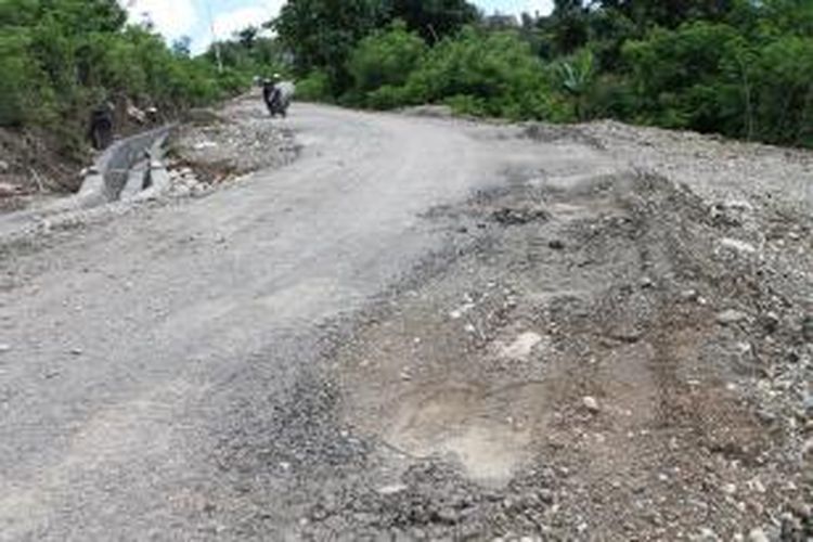 jalan sepanjang 1,3 kilometer di Desa Banain yang berbatasan langsung dengan Distrik Oekusi, Timor Leste, baru sebulan dikerjakan, namun  sudah rusak parah di sejumlah titik, Minggu (22/12/2013)