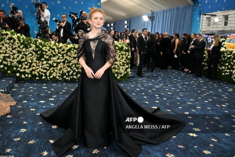 Pertama Kali Menghadiri Met Gala, Sadie Sink Kenakan Gaun Renda Hitam