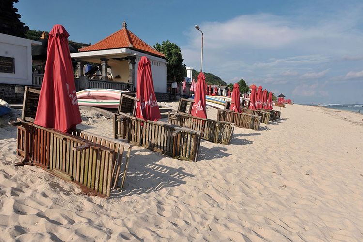 Suasana kawasan wisata Pantai Pandawa yang lengang saat penutupan sementara di Badung, Bali, Sabtu (21/3/2020). Pengelola sejumlah destinasi pariwisata di wilayah Kabupaten Badung seperti Pantai Pandawa, kawasan Garuda Wisnu Kencana, Hutan Kera Sangeh serta Taman Ayun mulai menghentikan operasionalnya sementara sebagai salah satu upaya pencegahan penyebaran COVID-19 atau Virus Corona.