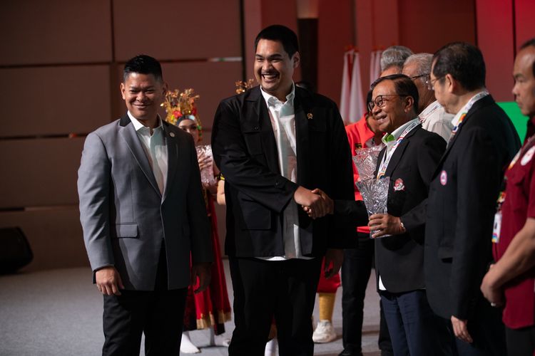 Wakil Bendahara PB WI Gunawan Tjokro mewakili Ketua Umum PB WI Airlangga Hartarto menerima penghargaan NOC Indonesia atas prestasi wushu yang menjadi juara umum SEA Games 2023 Kamboja.