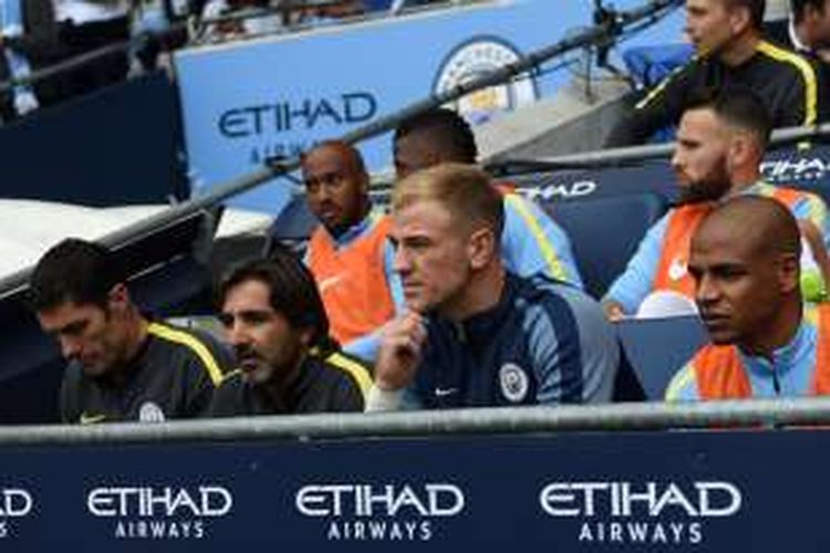 Kiper Manchester City  Joe Hart (2 dari kanan) duduk di bangku cadangan dalam pertandingan Premier League melawan Sunderland pada 13 Agustus 2016. 