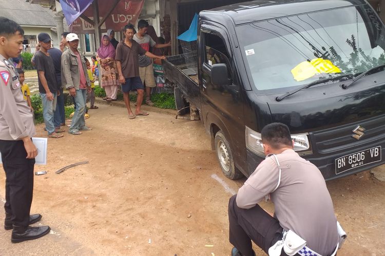 Polisi saat olah tempat kejadian perkara (TKP) laka lantas di Desa Keposang, Bangka Selatan, Senin (8/5/2023).