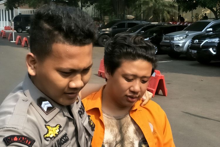 Pablo Benua digiring petugas kepolisian di Polda Metro Jaya, Semanggi, Jakarta Selatan, Kamis (25/7/2019).
