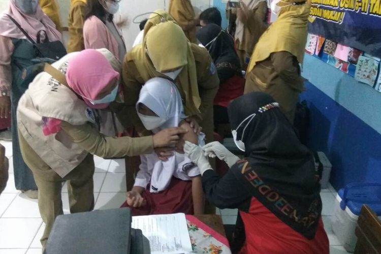 Seorang murid SD Negeri 1 Kota Banjar, Jawa Barat menjalani vaksinasi Covid-19 di sekolahnya, Senin (20/12/2021).