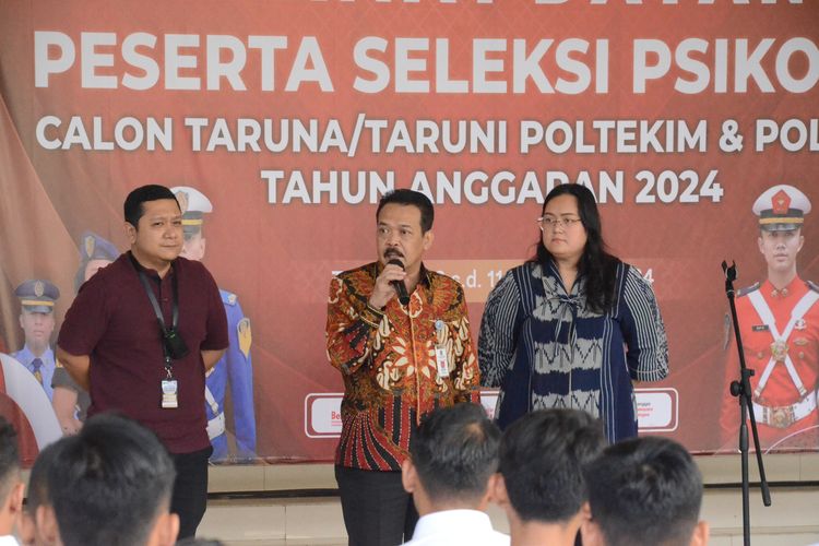 Kepala Biro Sumber Daya Manusia Kementerian Hukum dan Hak Asasi Manusia (Karo SDM Kemenkumham) Supartono sedang berbicara di hadapan calon taruna-taruni (catar) Politeknik Pengayoman Indonesia (Poltekpin) yang akan menjalani uji psikotes di Auditorium Poltekpin Kampus Tangerang, Banten, Kamis (5/9/2024),