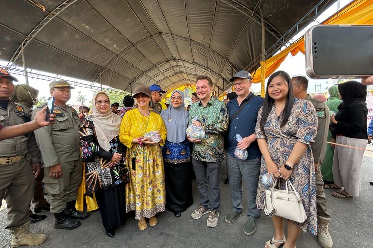 Bupati Berau Sri Juniarsih terlihat berfoto bersama wisatawan mancanegara dalam Lomba Puncak Rasul dan Ancur Paddas di Lapangan Gedung Olahraga (GOR) Pemuda, Berau, Kalimantan Timur, Selasa (17/9/2024).