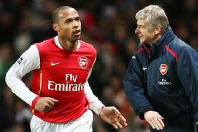 Thierry Henry (kiri) saat merayakan gol bersama Arsene Wenger pada laga antara Arsenal dan Manchester United di Stadion Emirates, 21 Januari 2007.