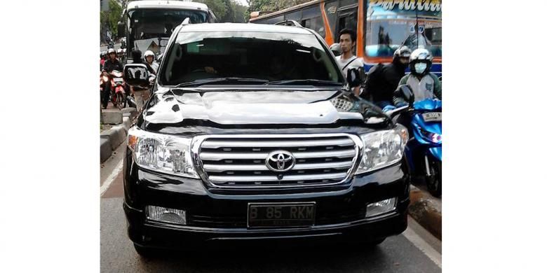 Mobil Toyota Land Cruiser bernomor polisi B 85 RKM memaksa masuk ke busway di Jalan Warung Jati Barat dekat halte Pejaten Philips, Pejaten, Jakarta Selatan, Kamis (1/8/2013) sore.