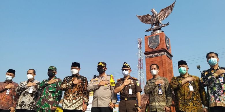 Wali Kota Madiun Maidi berfoto bersama Forpimda usai meresmikan tugu Pancasila di pertigaan pasar Spoor Kota Madiun, Kamis (29/4/2021).