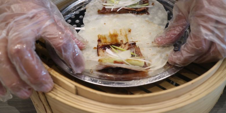 Traditional Peking Duck with Pancake Wrapped Crisp Skin Slice. Merupakan kulit bebek peking yang garing dimasukan dalam gulungan adonan seperti kulit lumpia, di House Of Yuen, Jakarta.