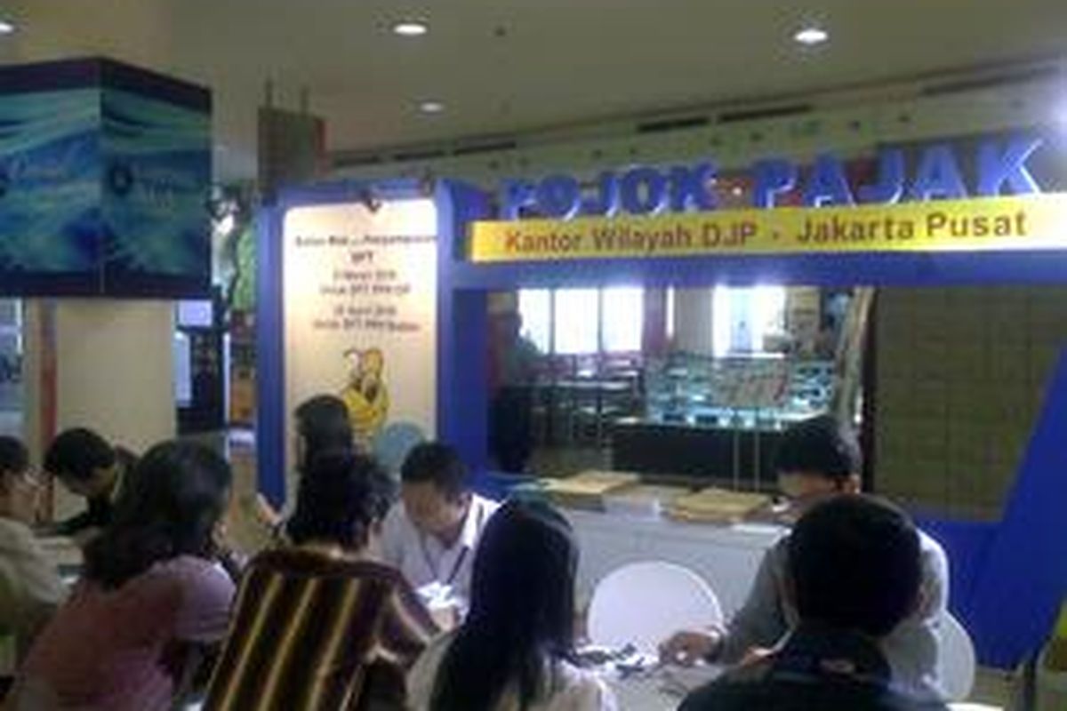 Pojok Pajak dan Drop box SPT Tahunan di Senayan City, Jakarta, Rabu (24/3/2010).