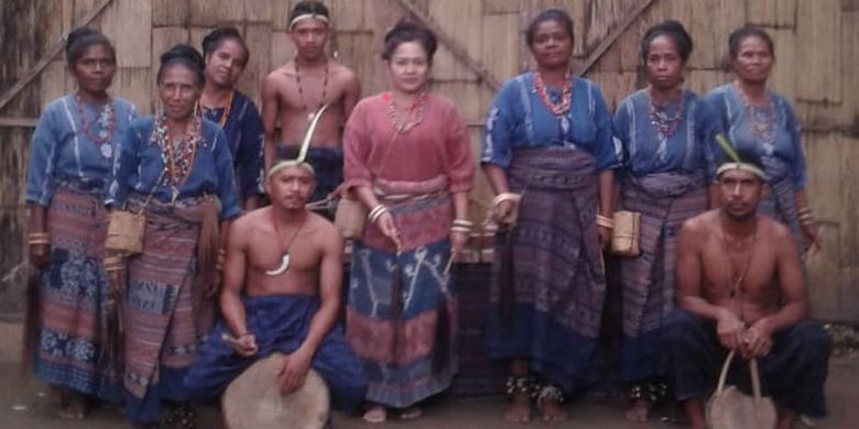 Tarian Tua Reta Lou ditampilkan saat menyambut tamu di sanggar budaya Bliran Sina, di Desa Kajowair, Kecamatan Hewokloang, Kabupaten Sikka, NTT, Minggu (19/5/2019).