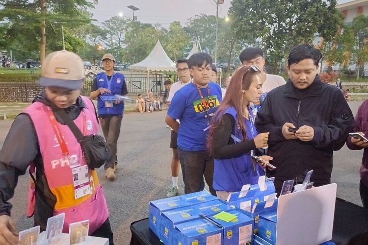 Memburu Kartu Eksklusif Persib, Pengalaman Baru Bobotoh di Si Jalak Harupat