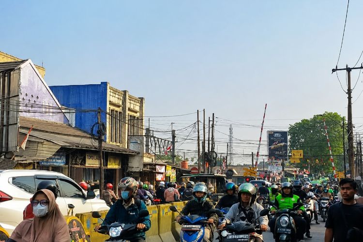 Sopir Angkot dan Pemotor Saling Menyalahkan soal Macet di Pasar Serpong Tangsel
