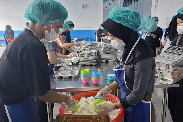 Rafian dan Selvi lulusan SMK di Bengkulu menjadi relawan di dapur MBG, Kota Bengkulu, Senin (13/10/2025).