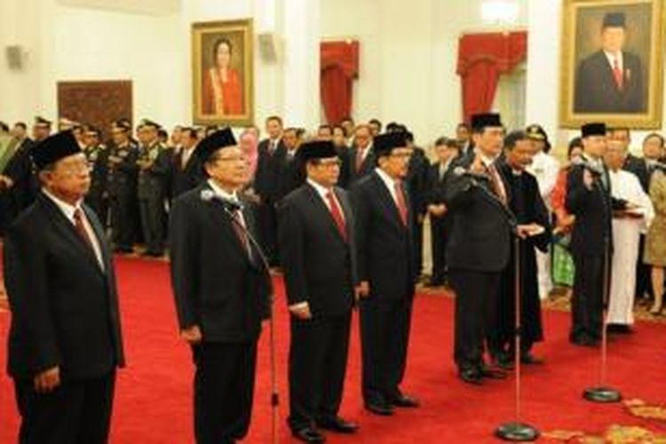 Pengambilan sumpah jabatan 6 menteri yang dilantik Presiden Joko Widodo di Istana Negara, Rabu (12/8/2015).