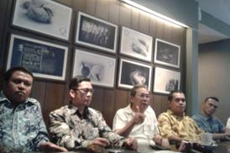 Anggota Mahkamah Partai Golkar Andi Mattalatta saat bertemu tokoh muda
Golkar di Tebet, Jakarta Selatan, Senin (16/11/2015).
