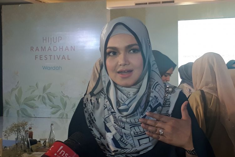 Siti Nurhaliza ketika dijumpai di Hijup Ramadhan Festival The Hall Senayan City, Jakarta, Jumat (9/6/2017).