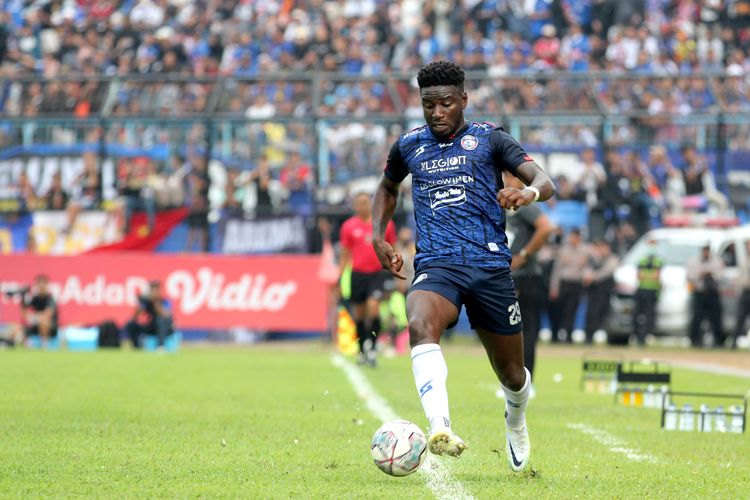 Pemain asing Arema FC Abel Camara saat pertandingan semifinal leg kedua Piala Presiden 2022 melawan PSIS Semarang yang berakhir dengan skor 2-1 di Stadion Kanjuruhan Kepanjen, Kabupaten Malang, Senin (11/7/2022) sore.