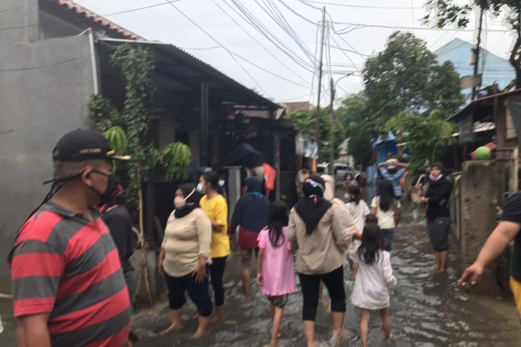 Banjir di Jalan Damai 2, Ciganjur, Jagakarsa, Jakarta masih menggenang pada Minggu (11/10/2020) pukul 16.00 WIB. 