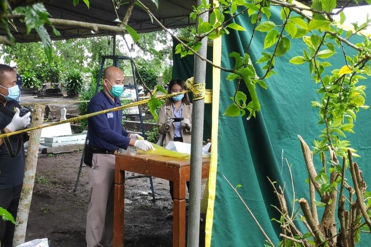 Pembongkaran makam bayi oleh polisi di Kapanewon Jetis, Bantul Selasa (15/2/2022).