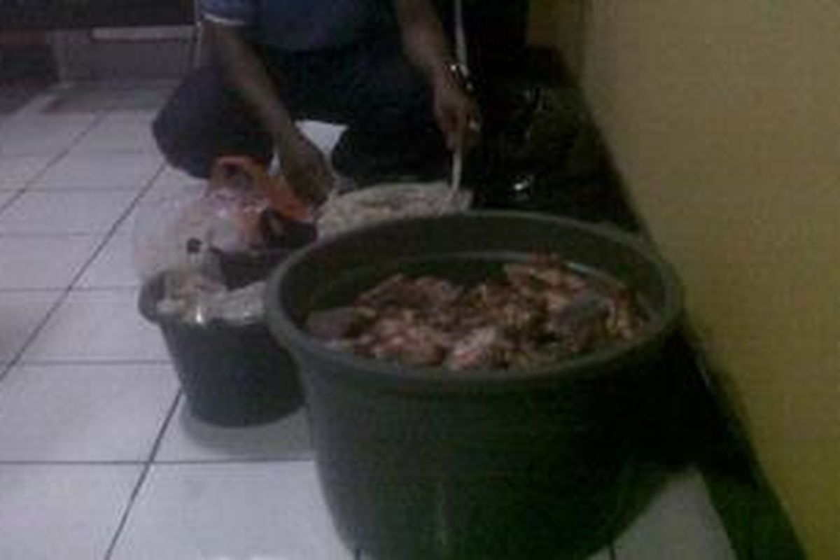 50 kilogram daging celeng dan 15 daging olahan bakso dijadikan barang bukti dalam kasus daging oplosan. Eka Prasetya (22), pemilik penggilingan daging di Pasar Cipete, Kebayoran Baru, Jakarta Selatan, dijadikan tersangka dalam kasus ini oleh Polres Metro Jaksel, Jumat (14/12/2012). 