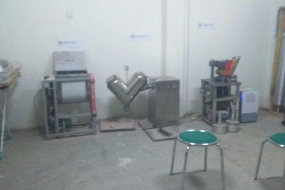 Mesin pencetak ekstasi yang ditemukan di sebuah gudang di Pergudangan Green Sedayu Biz Park, Cakung Timur, Jakarta Timur.